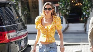 Gigi Hadid in einer gelben Bluse