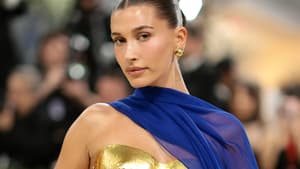 Hailey Bieber sieht in ihrer Saint Laurent-Robe wie eine griechische Göttin aus