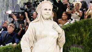 Heidi Klum wird zur Statue und trifft das Motto der Met Gala 2026 damit am besten