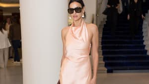 Mode-Trends 2026: Irina Shayk trägt das perfekte Mango-Kleid für Hochzeitsgäste in Cannes