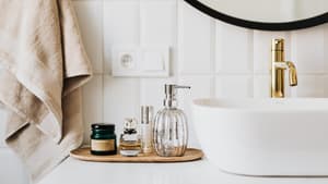 Ein Badezimmer mit stylischen Accessoires