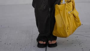 Schuh-Trend 2026: 3 UGG-Sandalen für optisch lange Beine