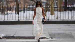 Très chic! Dieses weiße Maxikleid von H&M sieht aus wie aus einer Luxusboutique