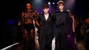 Kilian Kerner auf dem Runway mit zwei Models