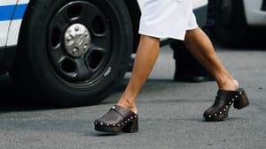Diese flachen Schuhe trägt unsere Moderedakteurin 2026 zu jedem Kleid