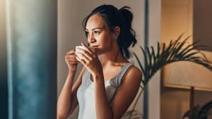 Eine Frau trinkt ihren Kaffee