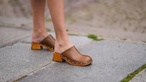 Sommer als Schuh: Die Sézane-Clogs werten jeden Look auf