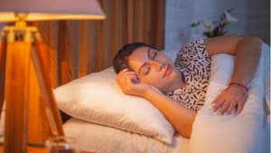 Eine Frau schläft in ihrem Bett