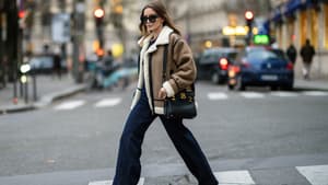 Frau mit brauner Jacke in Lammfelloptik