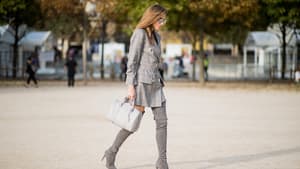 Frau trägt Overknee Stiefel Streetstyle
