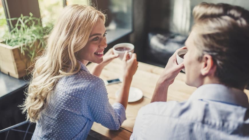 Erstes Date im Café