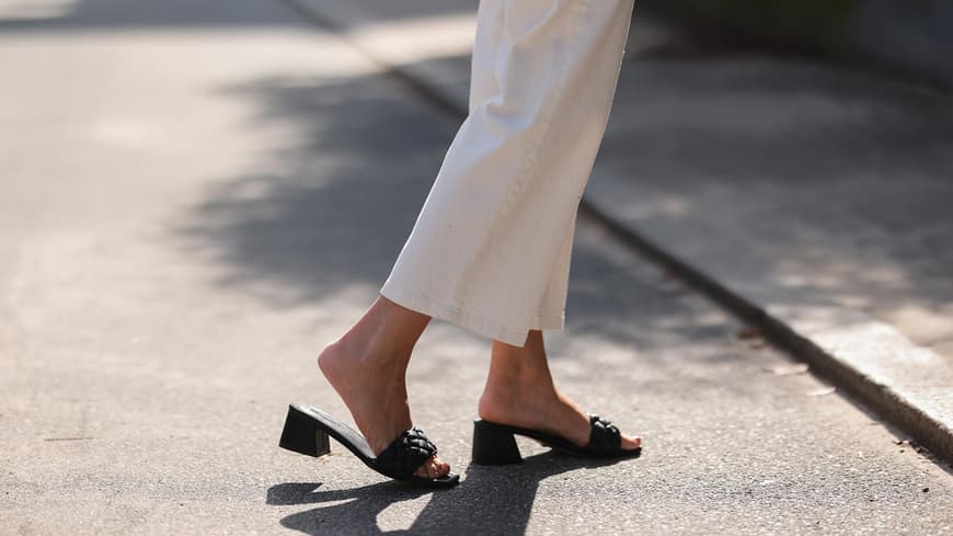 Frau in schwarzen Sandalen
