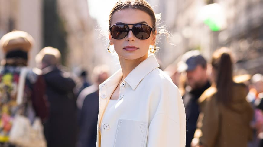 Frau in cremefarbener Jacke