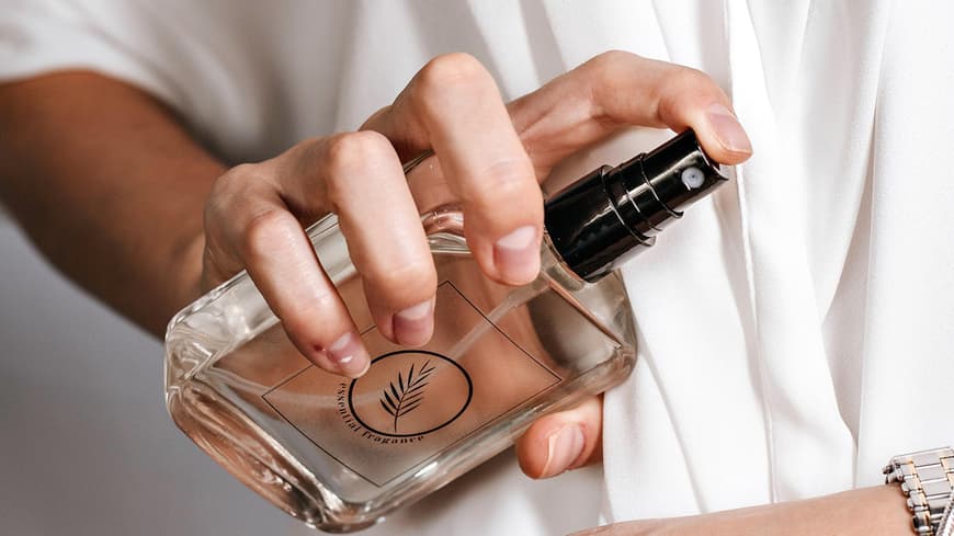 Frau sprüht Parfum auf