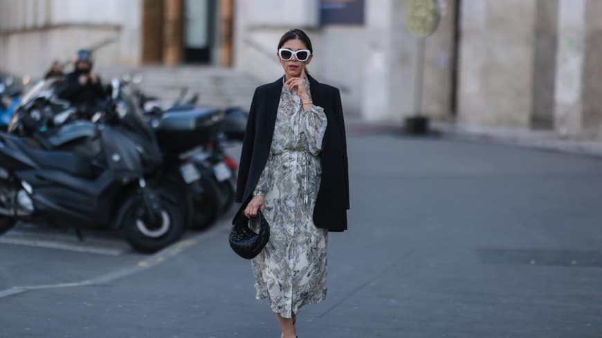 Frau in Kleid und Mantel Streetstyle