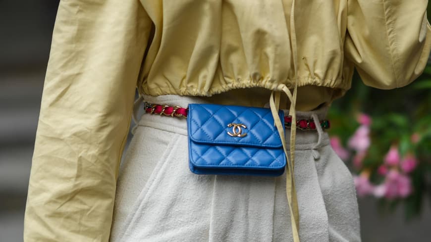 Frau mit Designer Portemonnaie Streetstyle