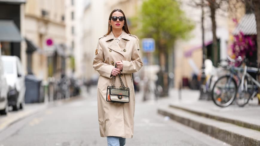 Frau trägt Trenchcoat beige Streetstyle
