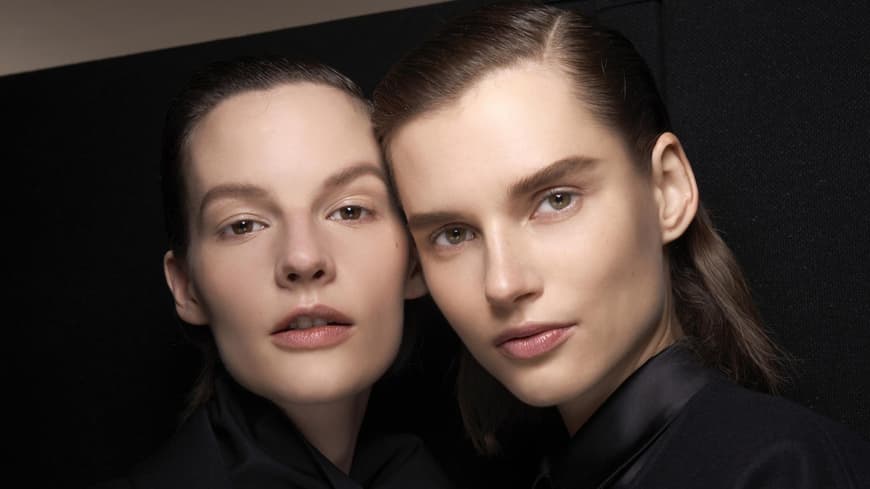 Zwei Models mit reiner Haut