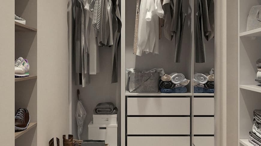 Offener Kleiderschrank mit Kleidung