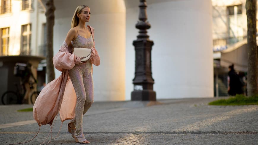Leonie Hanne in glitzerndem Jumpsuit