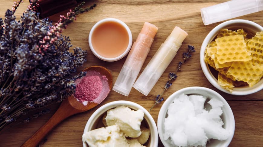 Lippenbalsam selber machen mit verschiedenen Zutaten