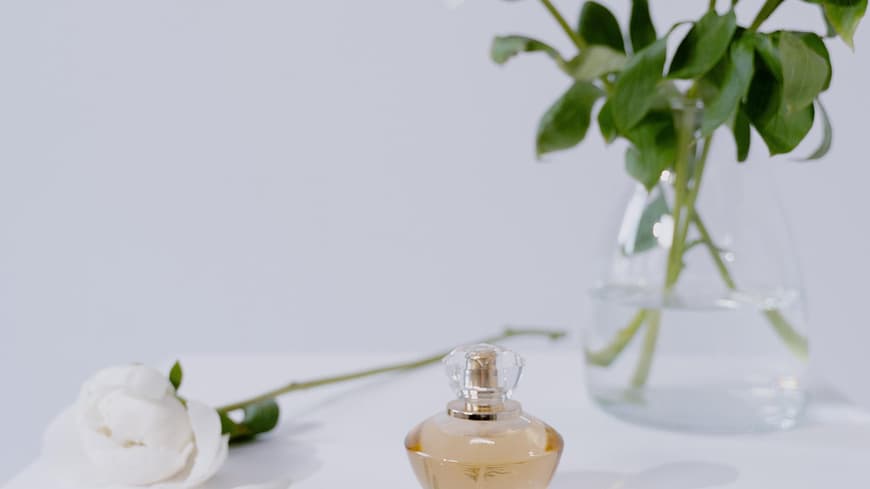 Parfum steht auf einer Tisch