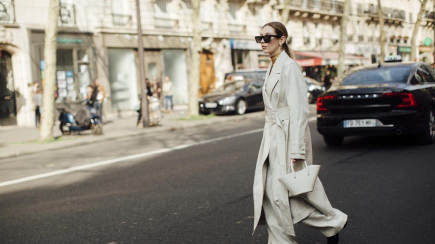 Streetstyle Frau in weißem Outfit