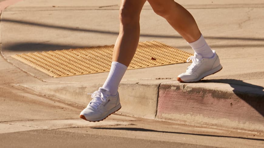 Sydney Sweeney trägt weißen Reebok Sneaker