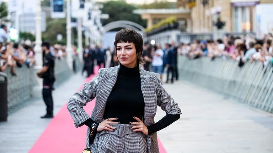 Úrsula Corberó mit rebellischem Kurzhaarschnitt