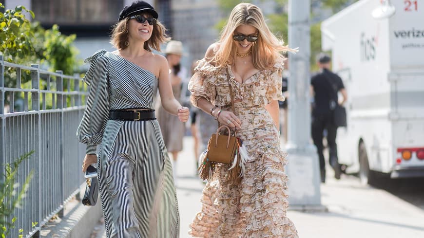 Zwei Frauen in stylischen Kleidern