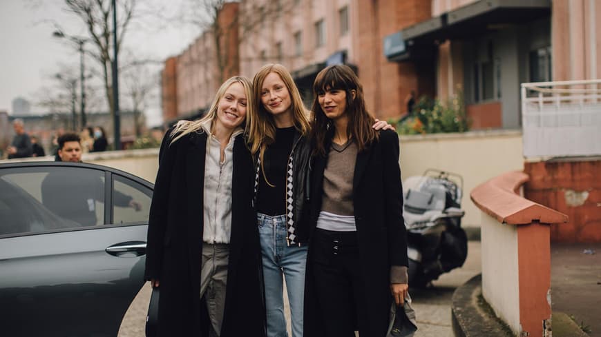 Drei Frauen in schlichten Looks