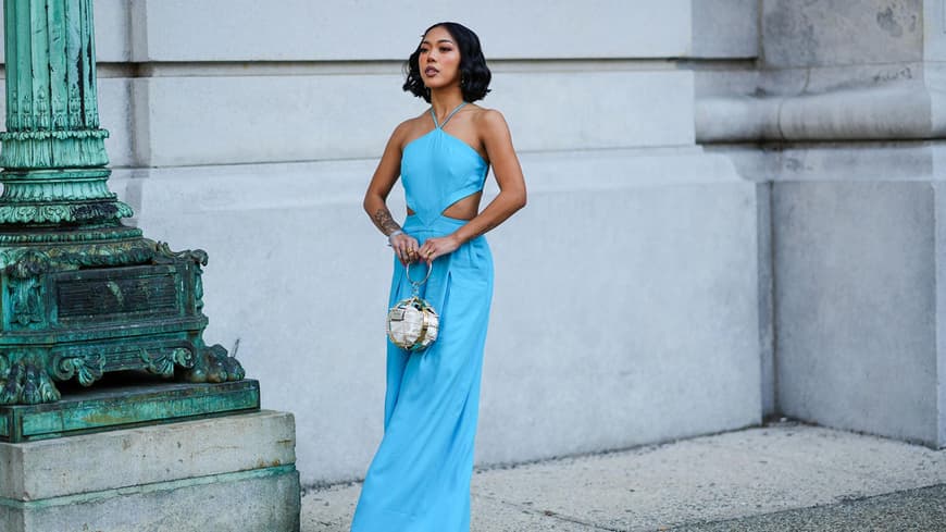 Frau in knallblauem Jumpsuit