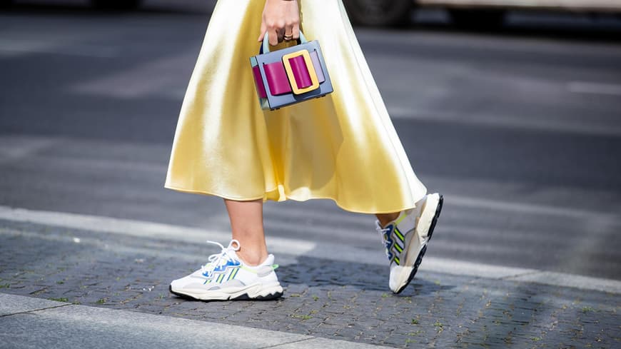 Frau in hellgelbem Slip Skirt