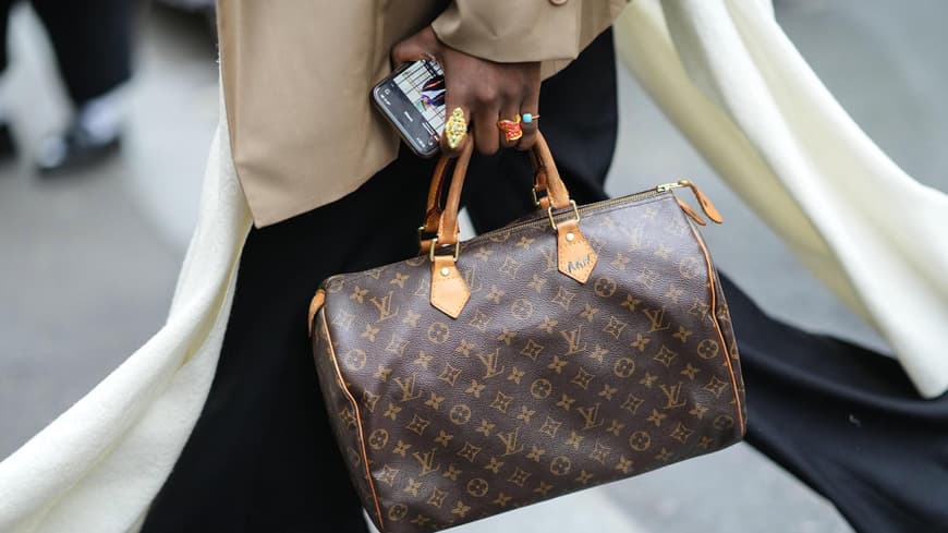 Frau mit Speedy von Louis Vuitton