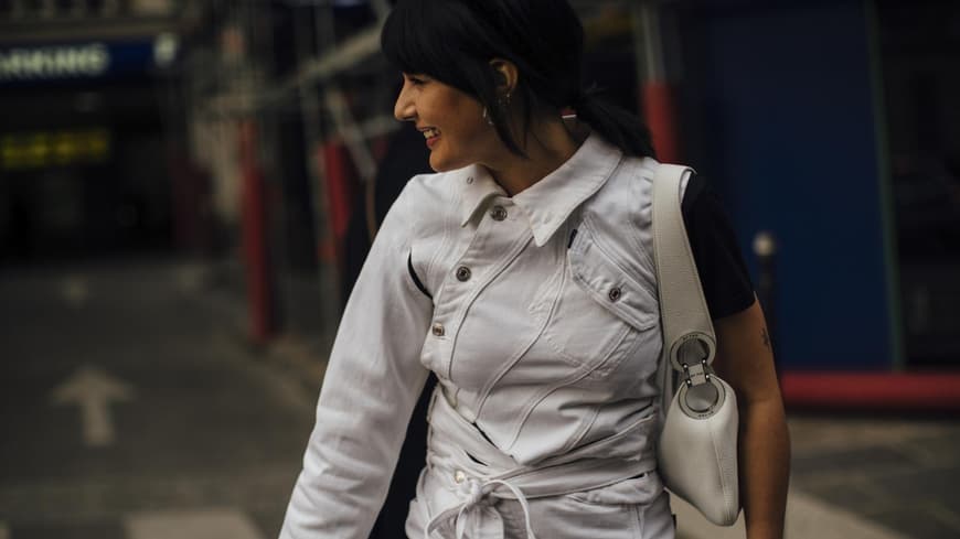 Frau Streetstyle weiße Jeansjacke
