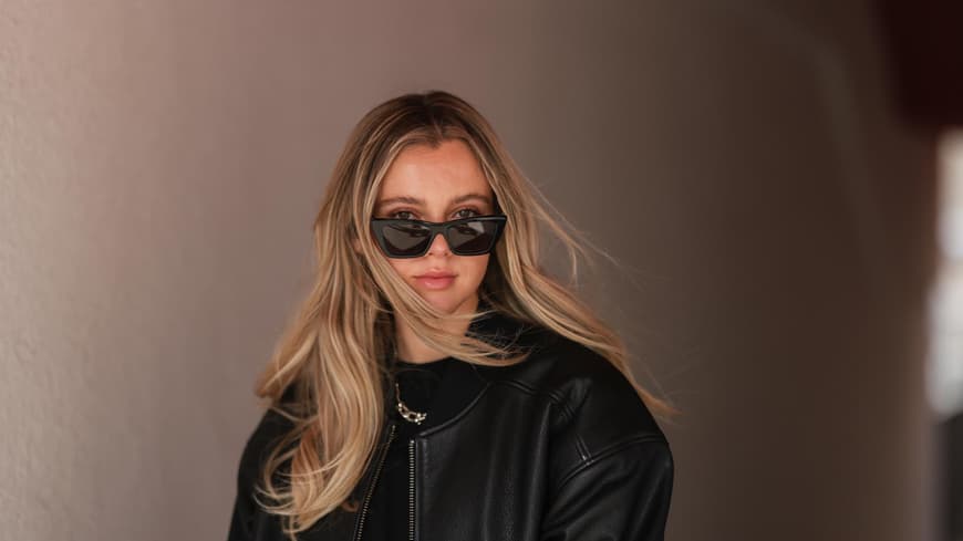 Isabell Hartmann mit Lederjacke und Sonnenbrille