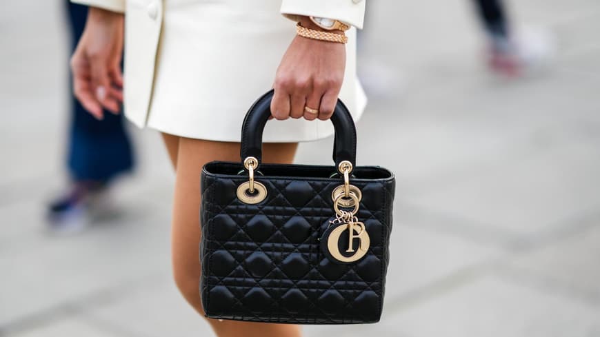 Schwarze Lady Dior Bag mit goldenen Details