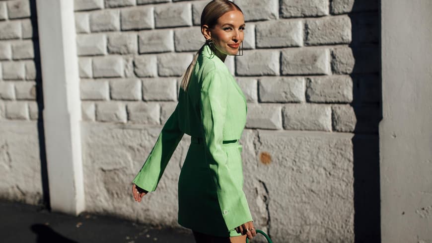 Leonie Hanne in grünem Kleid