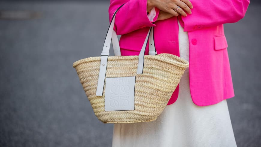 Weisse Loewe Tasche mit pinken Blazer kombiniert