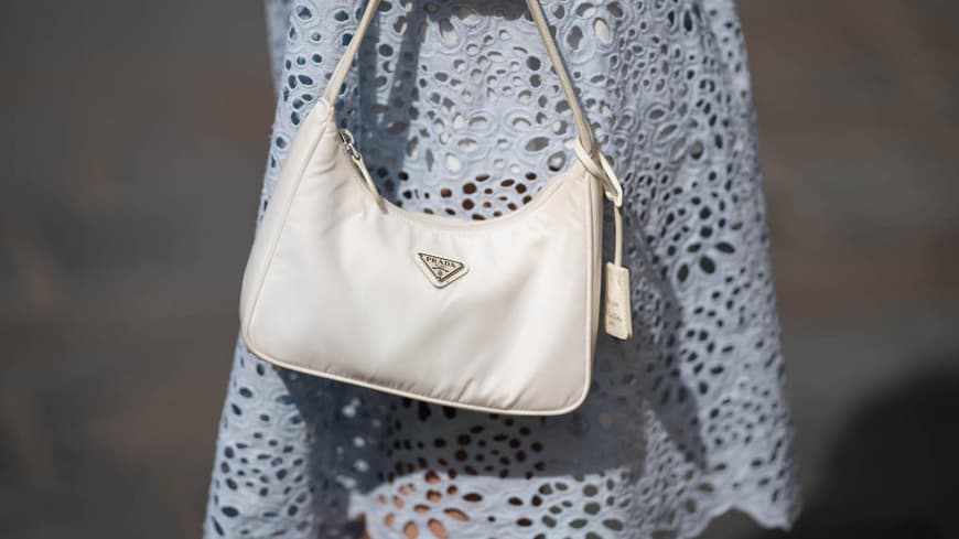 Weisse Prada Tasche mit blauem Kleid