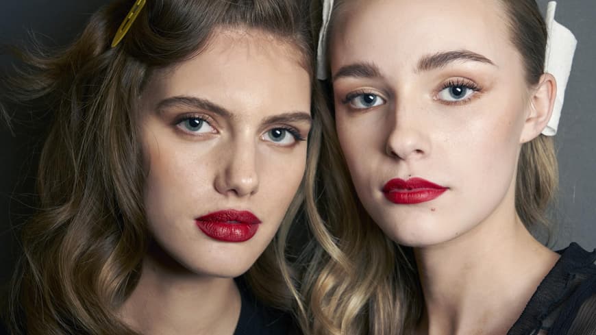 zwei Frauen Make-Up Bronzer Nahaufnahme