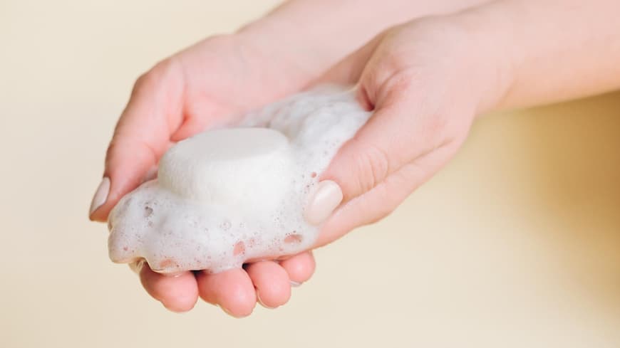 Festes Shampoo schäumt in der Hand