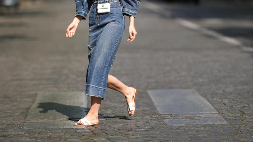 Frau Jeans Overall Sandale weiß Sonnenbrille Streetstyle