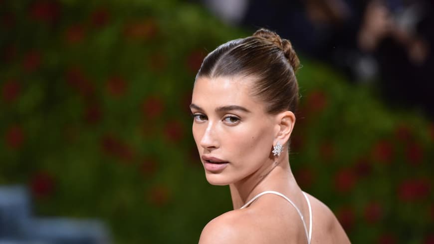Hailey Bieber mit Sleek Bun