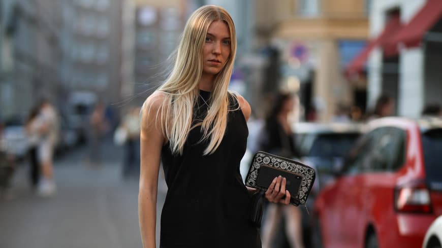 Shawny Sander trägt schwarzes Kleid schwarze Boots