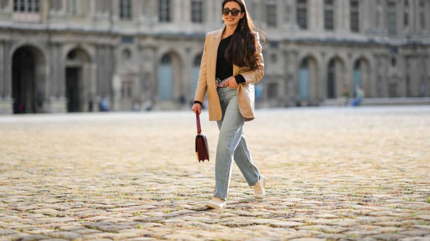 Sylvia Haghjoo trägt Mom Jeans Streetstyle
