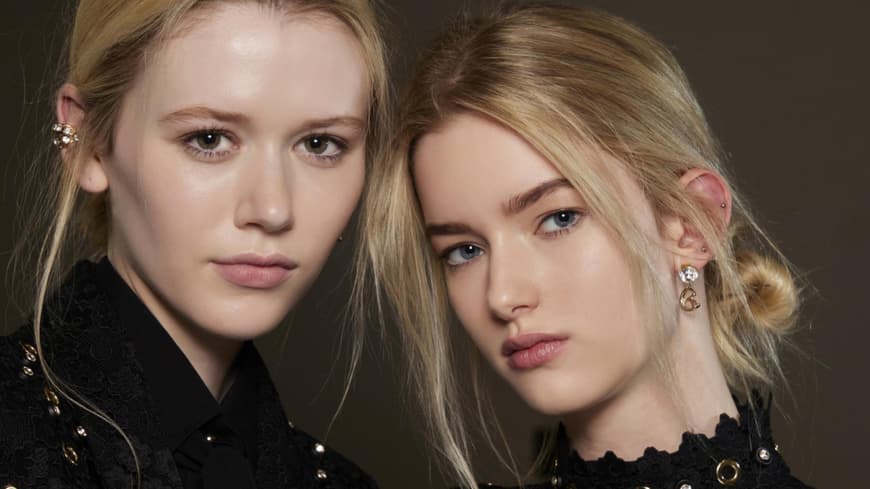 zwei Frauen blond Nahaufnahme Gesicht geschminkt Backstage