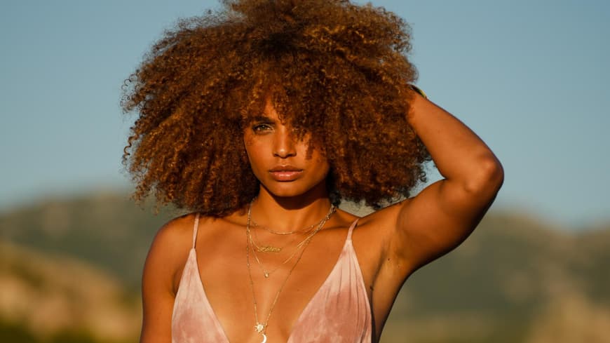 Alicia Aylies trägt Batik Kleid am Strand