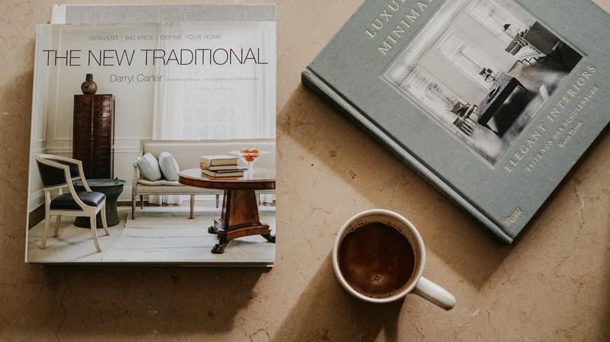 Coffee Table Books auf einem Tisch mit einer Tasse Kaffee