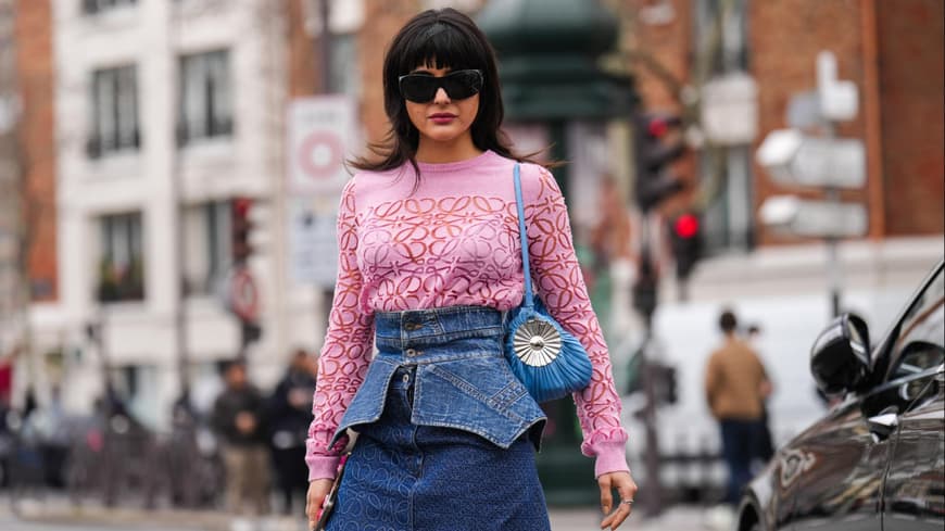 Frau trägt Jeansrock Streetstyle
